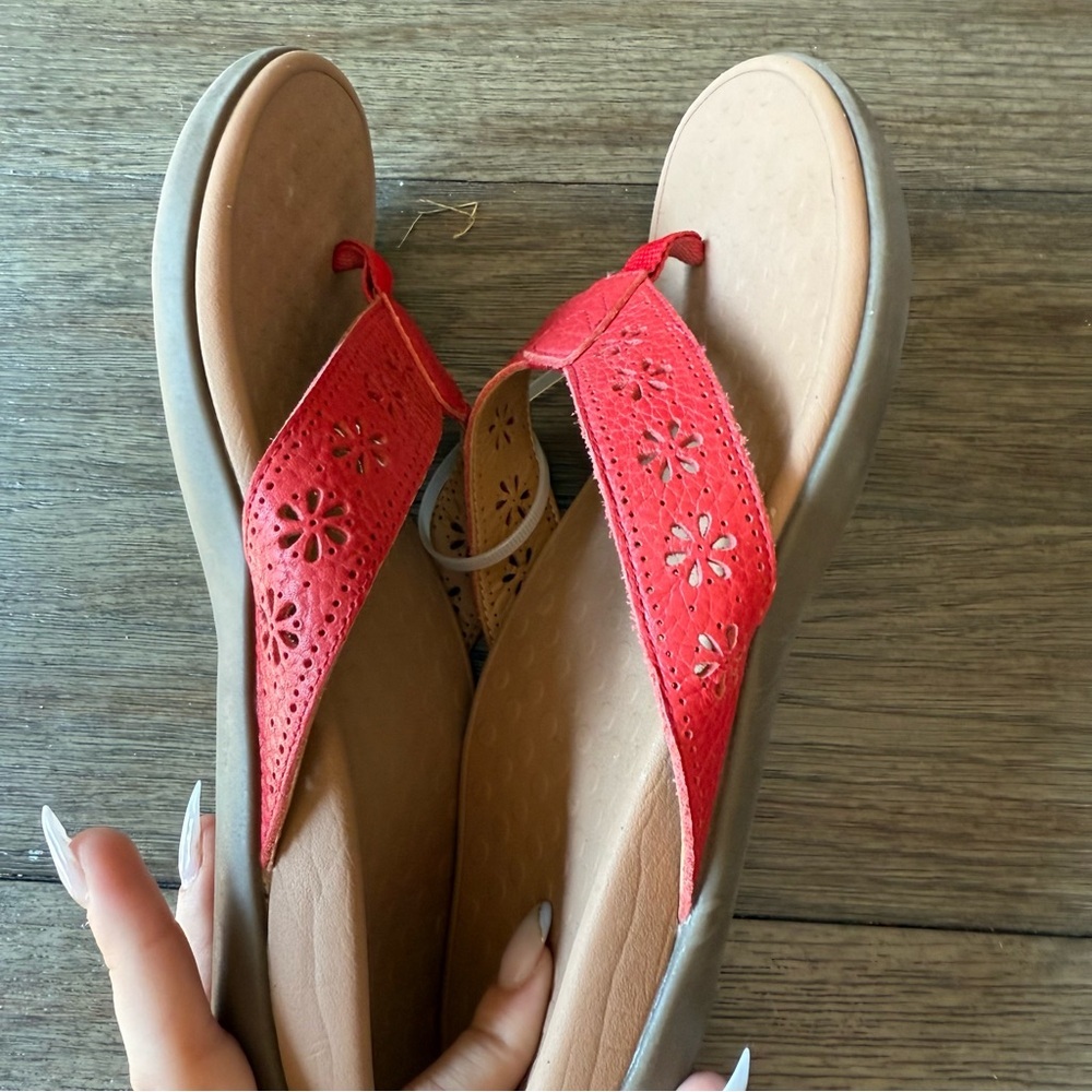 Red floral Vionic flip flops - Picture 5 of 6